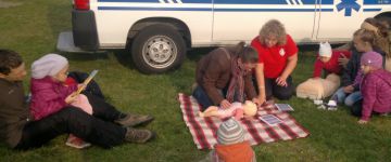 Pokazy pierwszej pomocy. Pokaz medyczny na festynie. Szczecin, Police, Zachodniopomorski. 